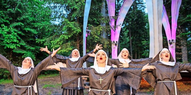 Die Nonnen rund um die Mutter Oberin Schwester Maria Regina (Mitte), wollen eine zweite Wohltätigkeitsshow auf die Beine stellen. Doch so ganz ohne Chaos geht dieses Vorhaben nicht vonstatten.      