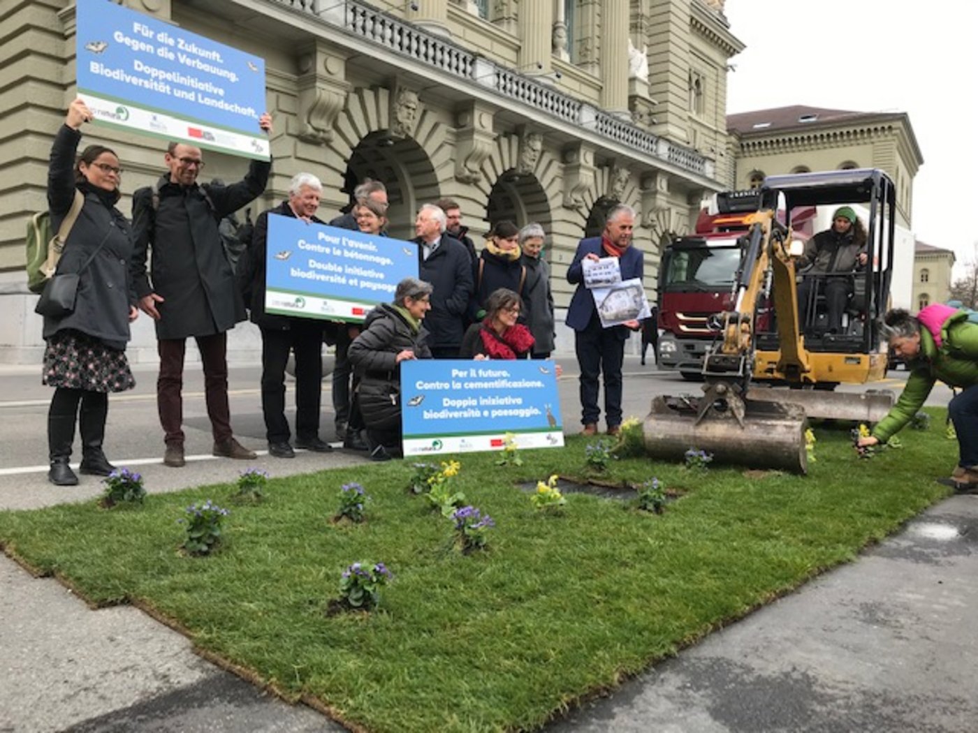 Lancierungsaktion auf dem Bundesplatz: Symbolisch wird Landschaft reduziert. (Bild akr)