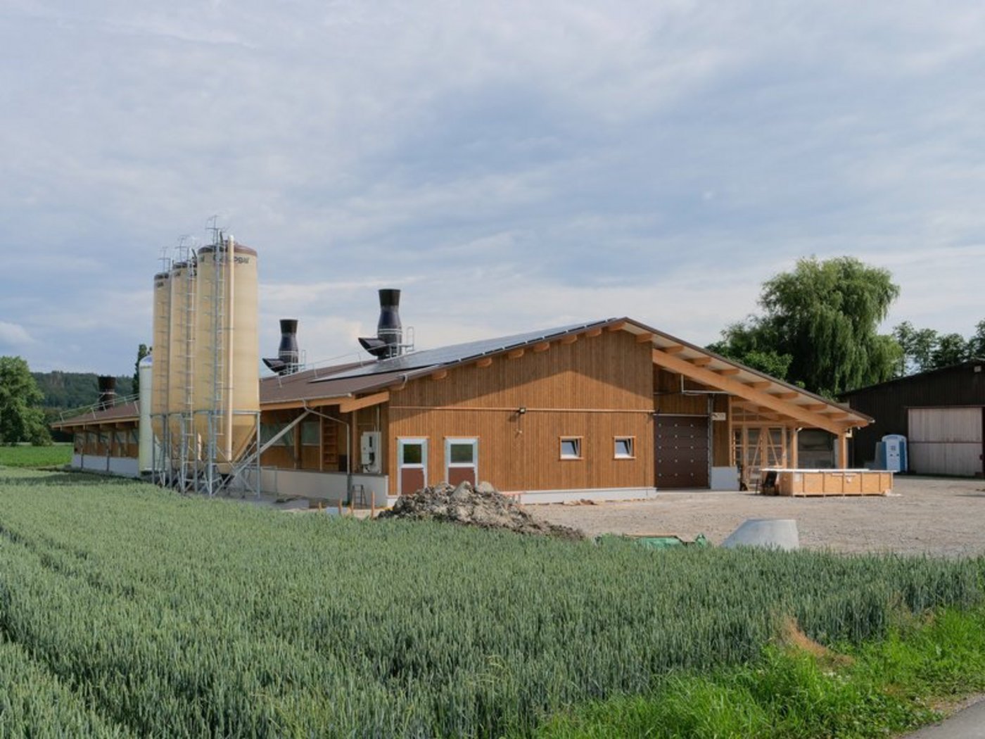 Der Bau von neuen Pouletmastställen könnte bei einer Annahme der Zersiedelungsinitiative erschwert werden. (Bild Peter Röthlisberger)