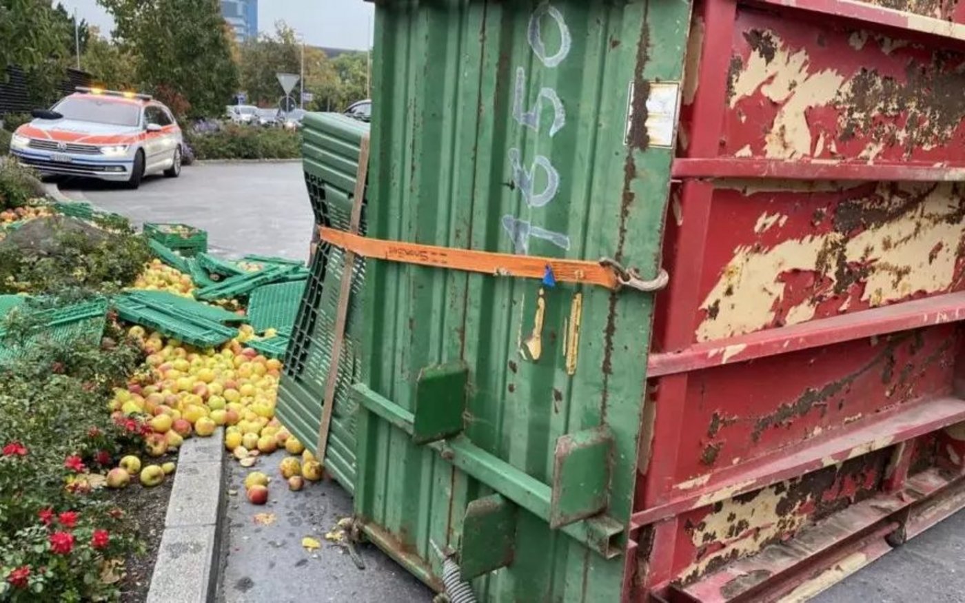 Äpfel auf Strasse gerollt