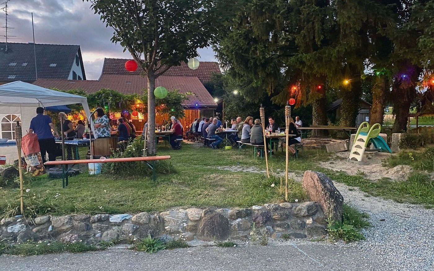 Die Partydekoration sorgt beim ungezwungenen Kennenlernen für schönste Atmosphäre.