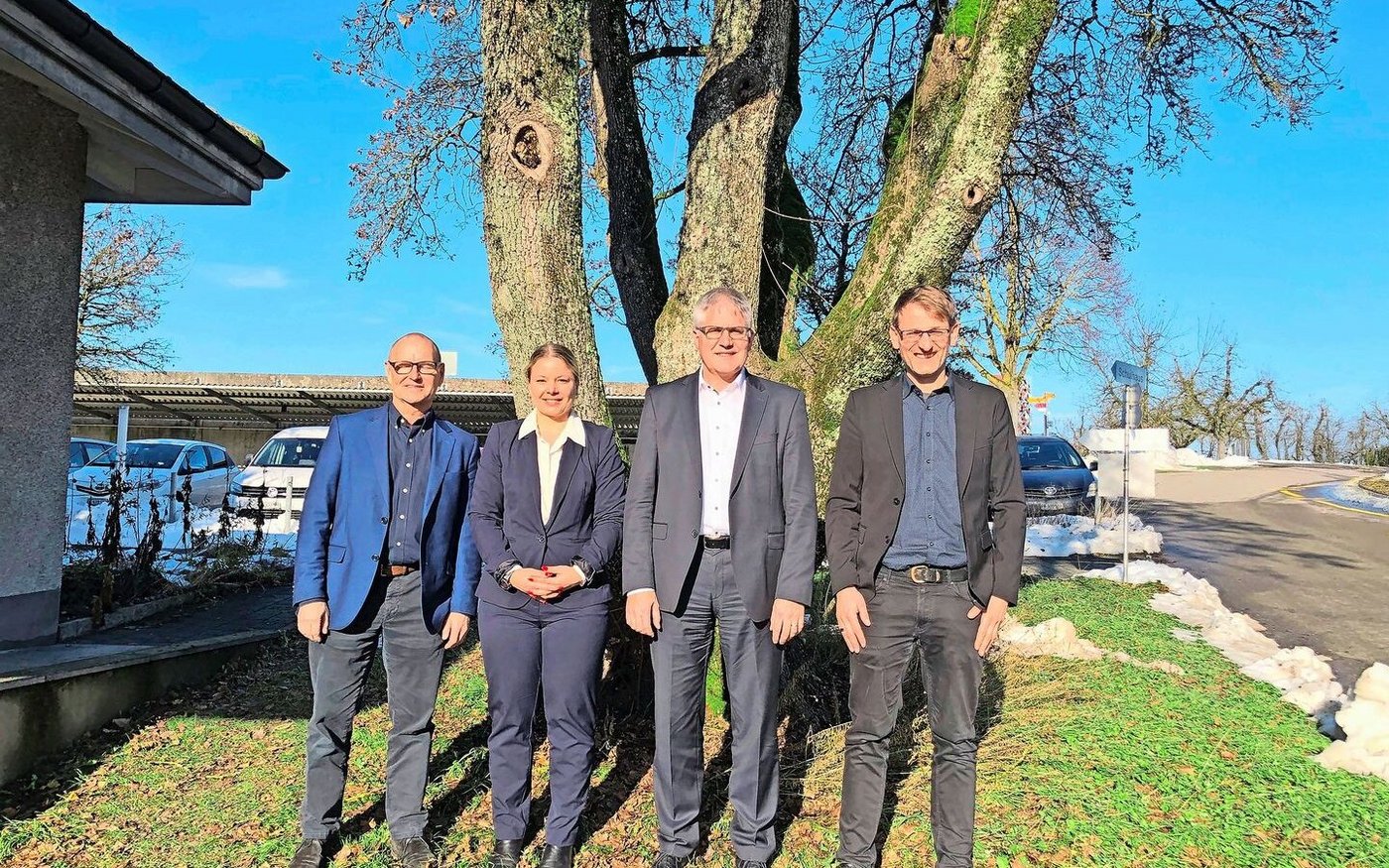 V.l.n.r.: Bernard Belk (Direktionsbereich Direktzahlungen), Noémie Zink (Digitalisierung und Datenmanagement), Christian Hofer (Direktor) und Simon Lanz (Fachbereich Agrarpolitik und Strategieentwicklung) vom BLW.