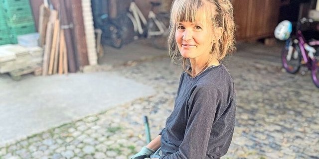 Ernteglück: Sarah Elser auf einer Karette voller Kürbisse.