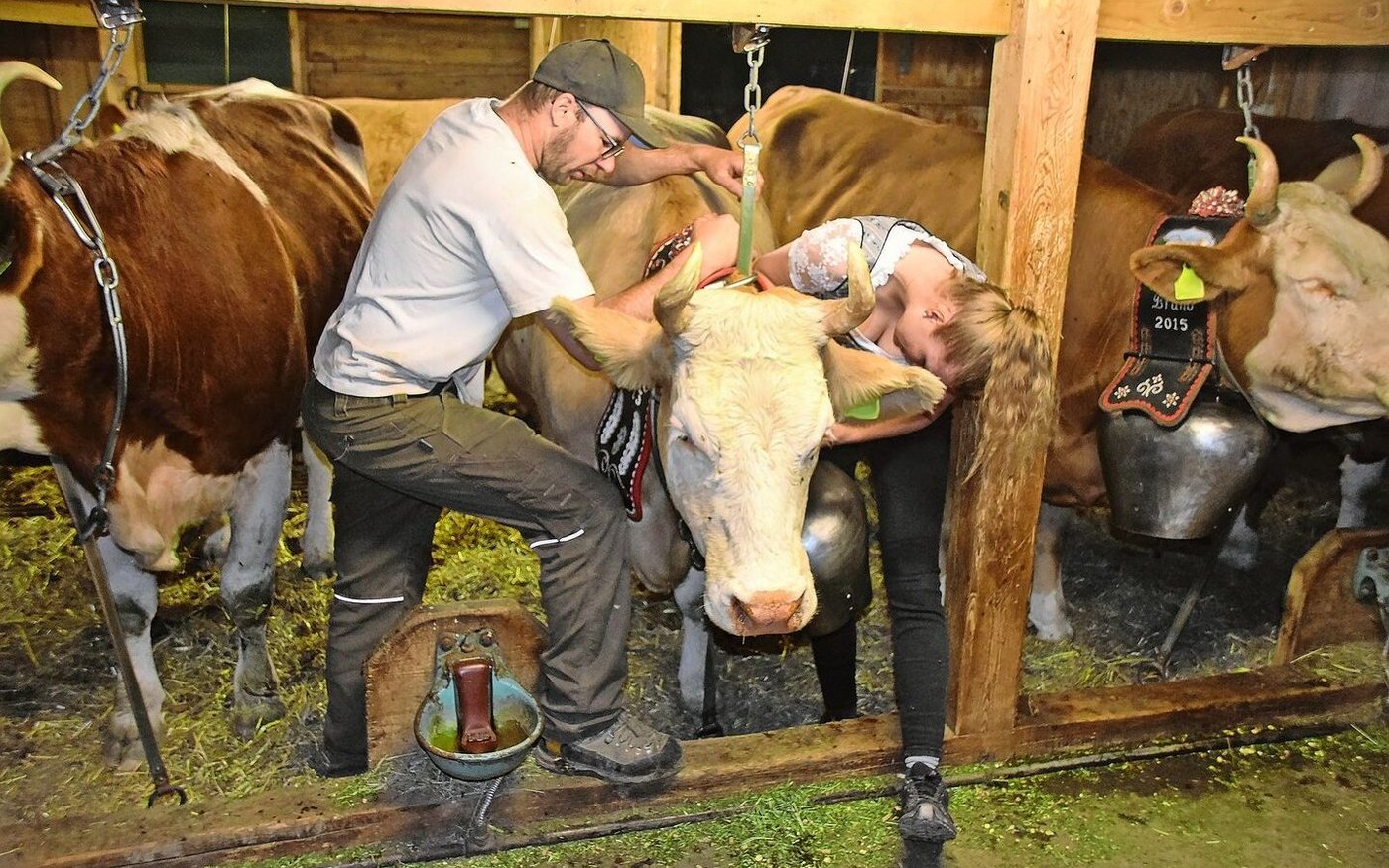 Es ist kurz vor vier Uhr morgens. Die letzten Treicheln werden noch montiert. 