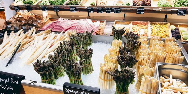 «Coole» Präsentation von Frischprodukten: Spargeln im Hofladen des Bächlihofs.