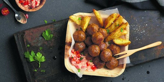 Insekten-Bällchen: Ab Frühjahr im Handel. (Bild Coop)