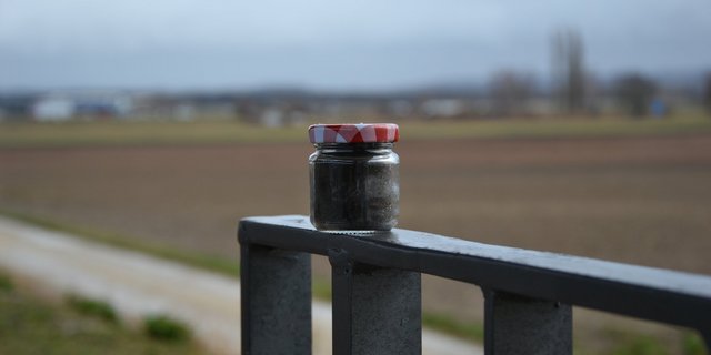 Wie weiter mit dem Schweizer Boden? Sinnbildlich erhielten die Teilnehmer an der Tagung ein Glas voll Seeland-Erde. (Bild jsc)