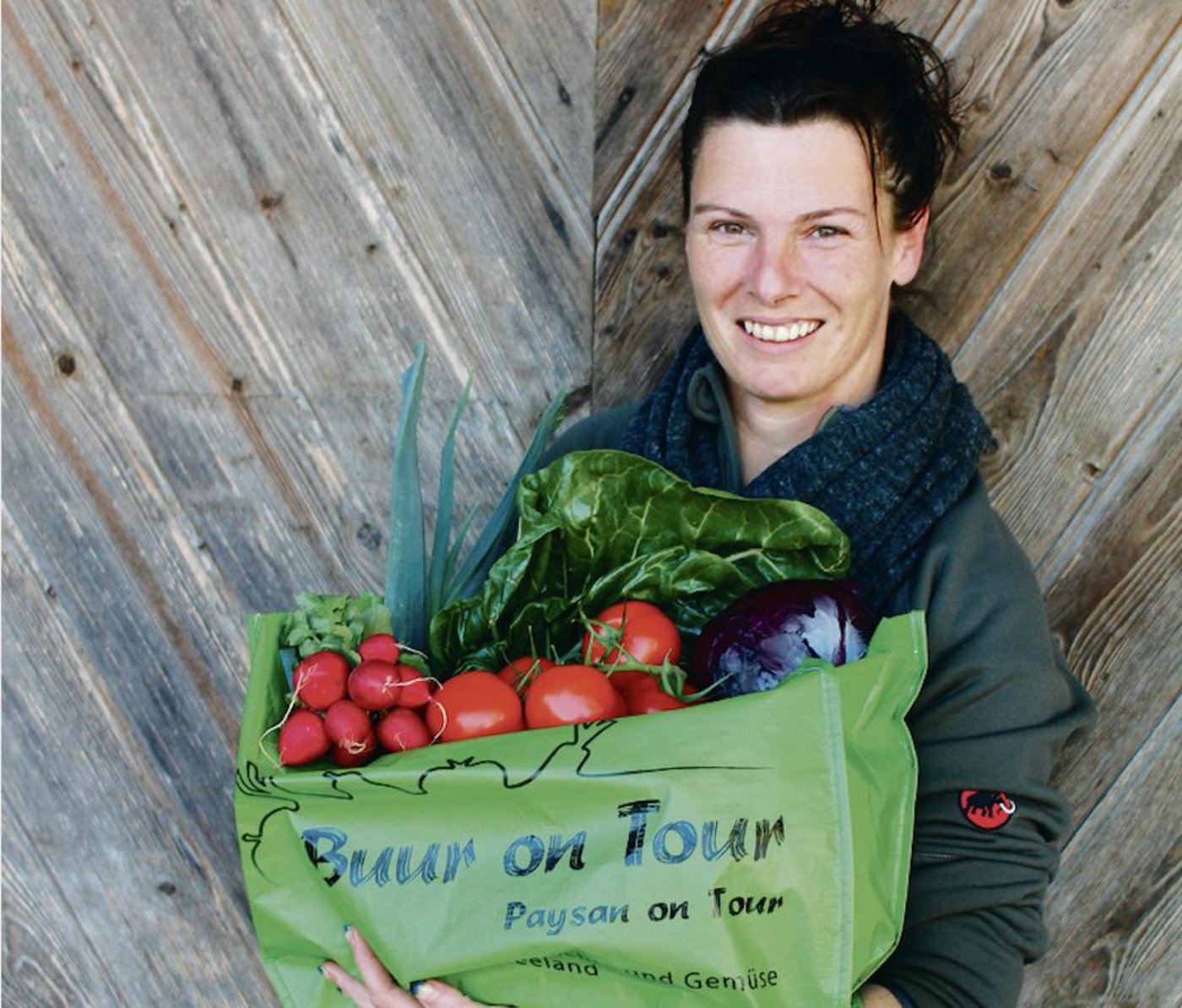 Nicole Rohrbach übergibt die  Bestellungen in grünen, wiederverwendbaren Taschen der Post. (Bild zVg)