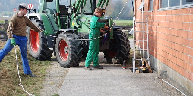 Wird die Grube mit einem Gebläse oder Ventilator gründlich durchlüftet, kann der Landwirt, gesichert durch mindestens zwei Personen, einsteigen. Ein Auffanggurt, Umlenkung und Übersetzung des Sicherungsseils sind zwingend nötig. (Bild BUL)