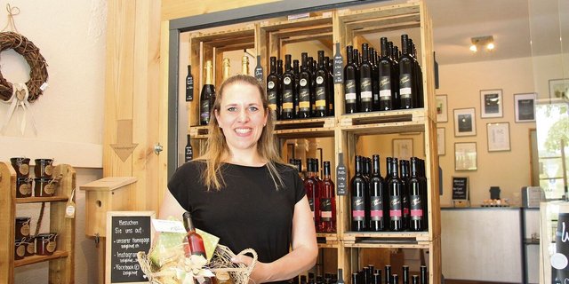 Sonja Schwarz im Hofladen, den sie umgestaltet hat. Zum Zelglihof gehören 30 ha landwirtschaftliche Nutzfläche. Auf 2,5 ha wachsen Reben der Sorten Blauburgunder, Riesling-Silvaner, Solaris und Pinot gris.(Bilder Hans Rüssli)