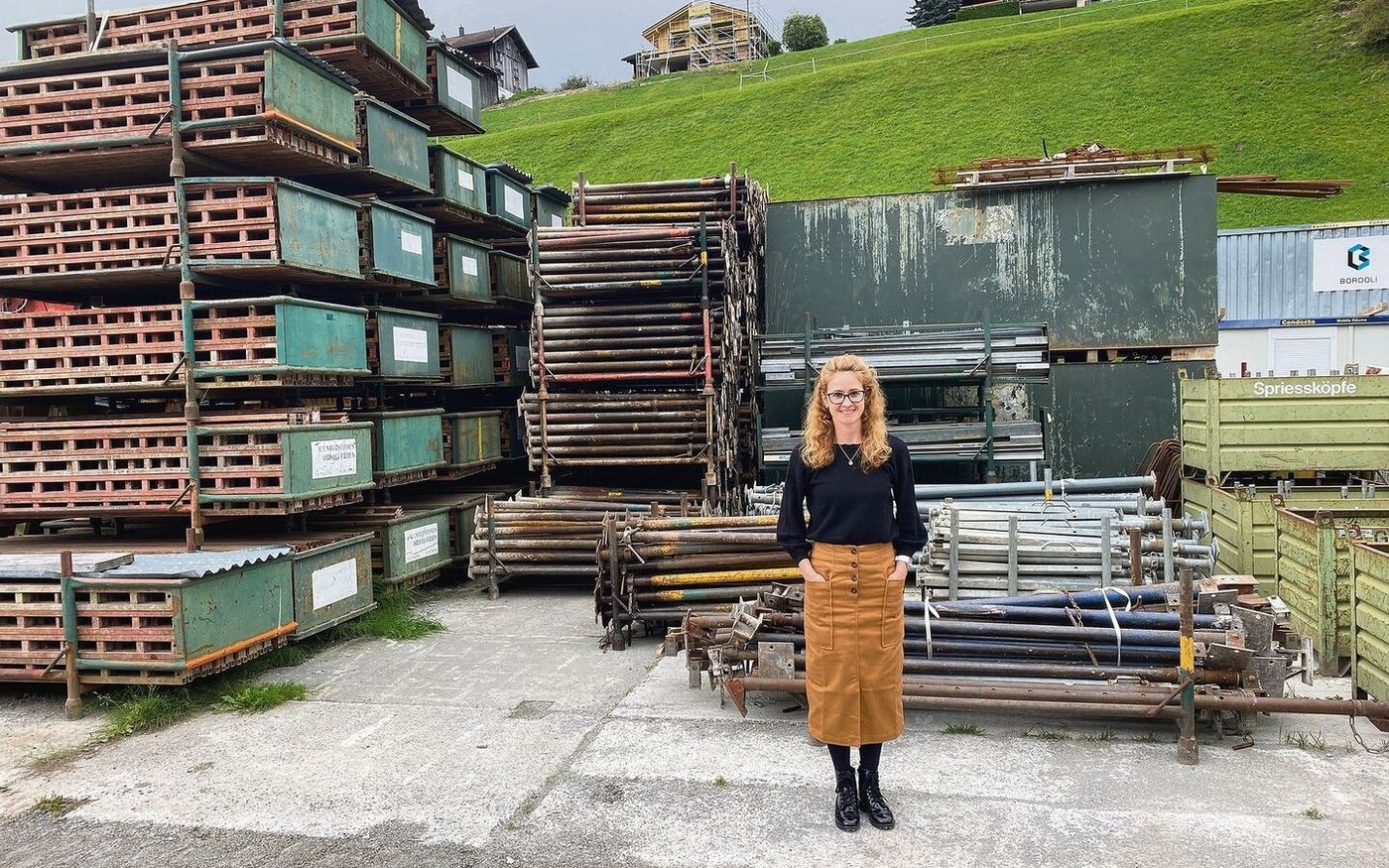 Ladina Bordoli auf dem Gelände des familieneigenen Baugeschäfts.