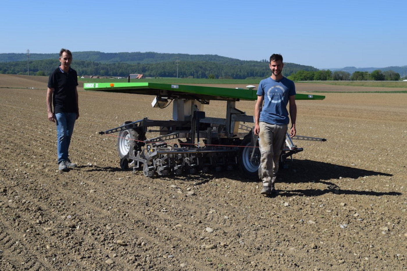 Hansueli Dierauer (links) mit David Vetterli auf dem Versuchsfeld in Rheinklingen TG. (Bild Stefanie Giger)