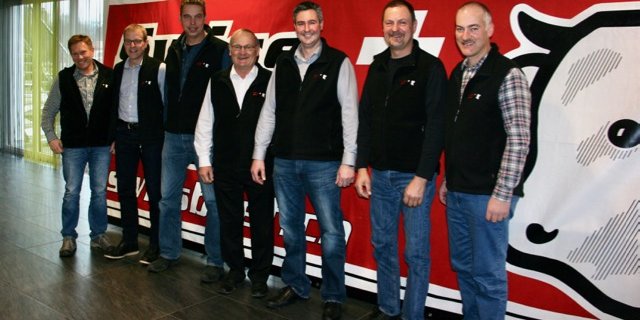 Trotz Preisdruck will sich der Vorstand der Swiss Beef Mittelland unter der Leitung von Präsident Christian Glur (dritter von rechts) weiterhin für die Interessen der Rindermäster einsetzen. (Bild Anton Haas)