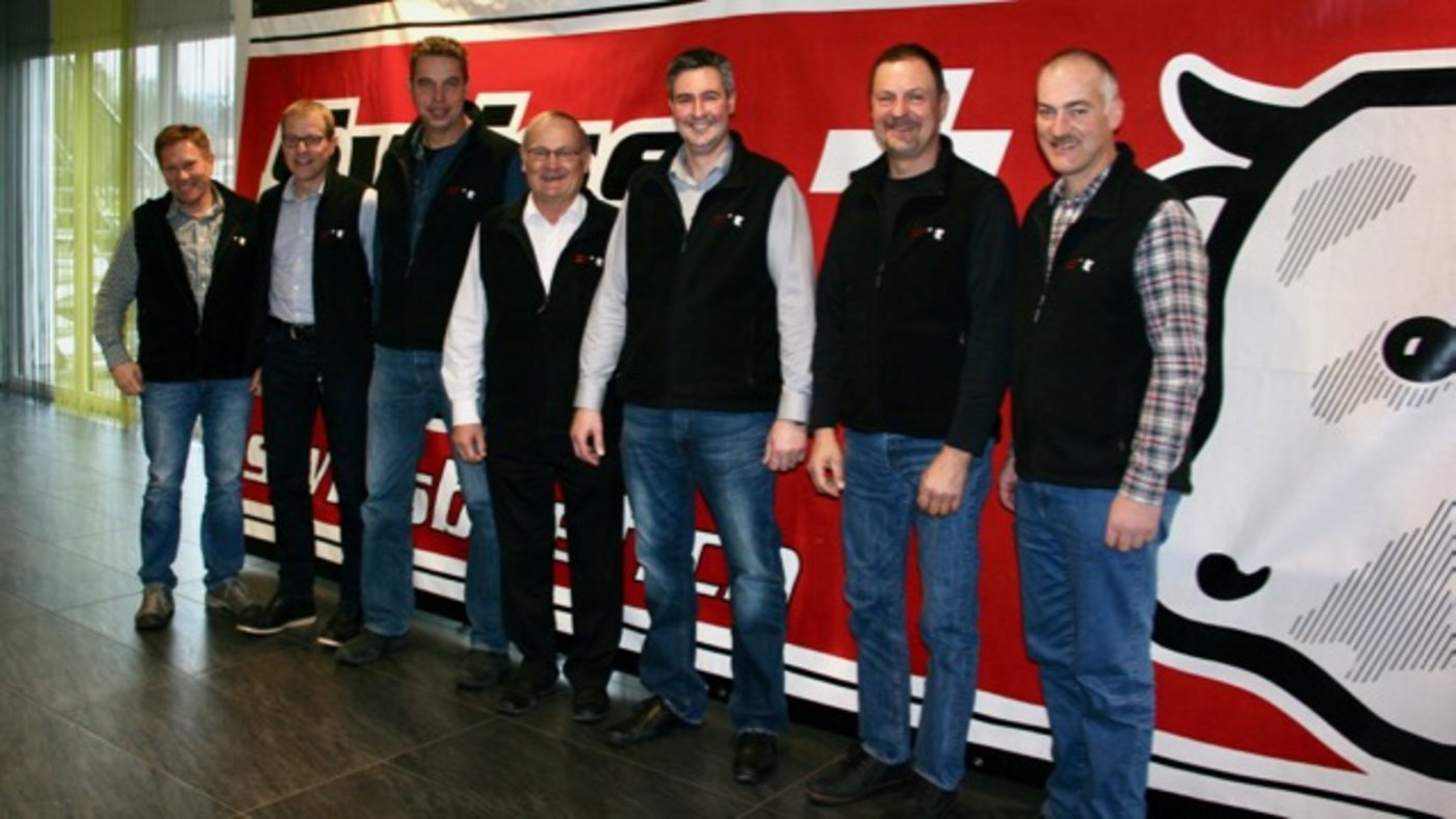 Trotz Preisdruck will sich der Vorstand der Swiss Beef Mittelland unter der Leitung von Präsident Christian Glur (dritter von rechts) weiterhin für die Interessen der Rindermäster einsetzen. (Bild Anton Haas)