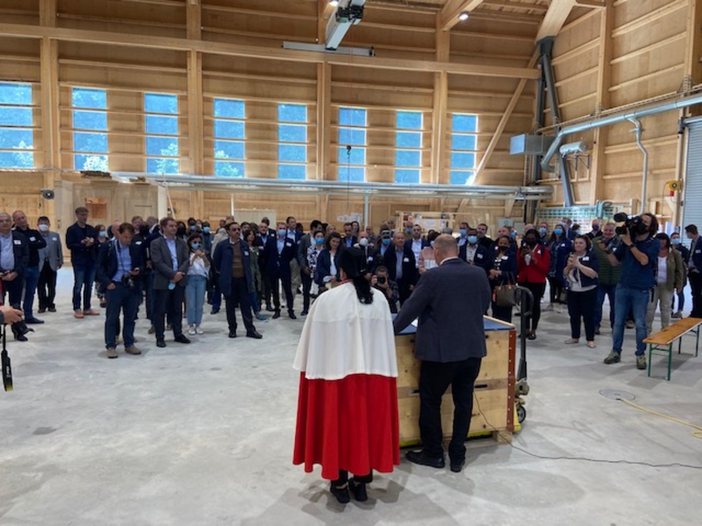 Der Nationalratspräsident bei seinem Referat vor den Botschafter(innen) in der Halle der Zimmerei Hirschi. (Bild akr)