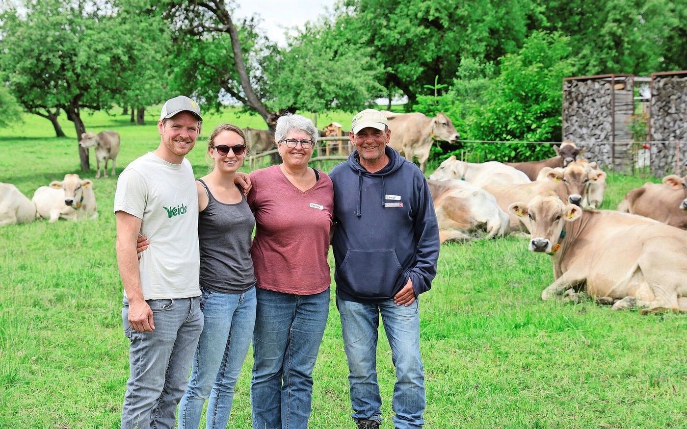 (v.l.n.r.) Marcel Ackermann hat 2023 den Betrieb übernommen, neben ihm stehen Partnerin Ronja Bartholdi und seine Eltern Christa und Ernst. 