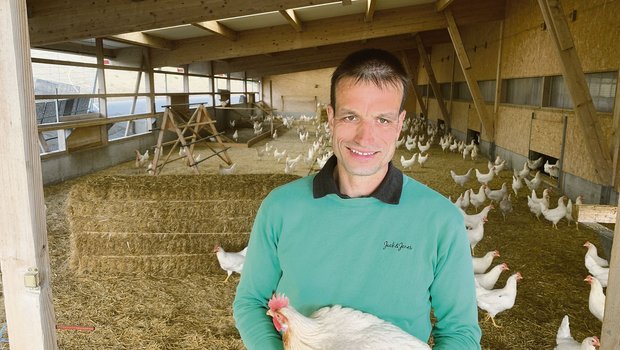Bruno Stadelmann vor dem Wintergarten für die Legehennen. Er müsste bei Annahme der Trinkwasser-Initiative auf Direktzahlungen verzichten, wenn er bei der Geflügelhaltung bleiben will. (Bilder Josef Scherer)