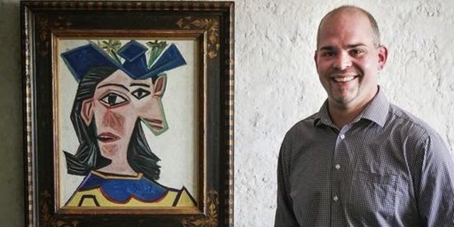 Hanspeter Benz mit «Buste de femme au chapeau (Dora)» von Picasso im alten Stall in Wettingen. Auch Picassos Enkelin, Diana Widmaier besuchte den Event und sagte gegenüber der «20 Minuten», der Stall sei ihre erste Wahl als Gewinner-Ort gewesen. (Bild zVg)