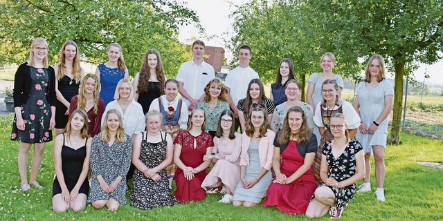 Abschlussbild des Agriprakti-Jahrgangs 2021/ 2022 anlässlich der Abschlussfeier auf dem Spitzfluhhof.