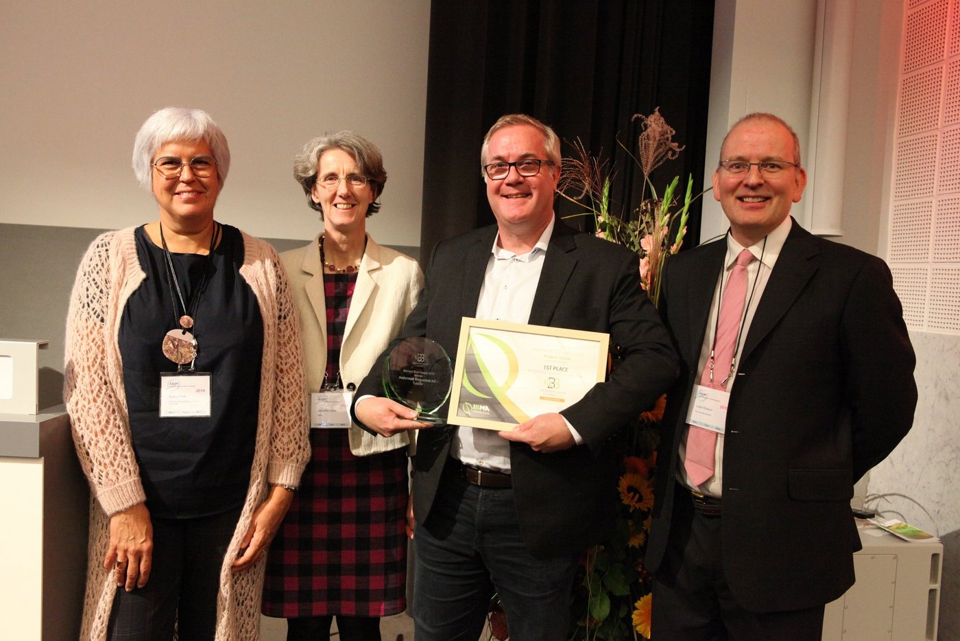 Andermatt Biocontrol wurde an der diesjährigen ABIM mit dem Bernard Blum Award ausgezeichnet. V.l.n.r.: Sylvia Plak,  Präsidentin der IBMA, Jennifer Lewis, Executive Director von IBMA, Philip Kessler, Director International Market Development von Andermatt Biocontrol AG und Luke Hutson, Chief Editor von New Ag International SARL. (Bild zVg)