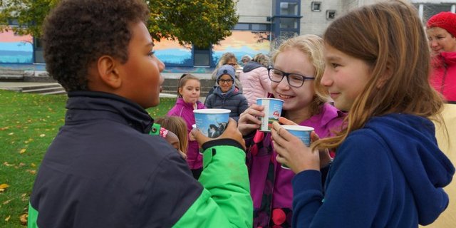 Einmal im Jahr trinken über ein Drittel der Schul- und Kitakinder in allen Landesgegenden in der Pause Milch. (Bild Swissmilk)