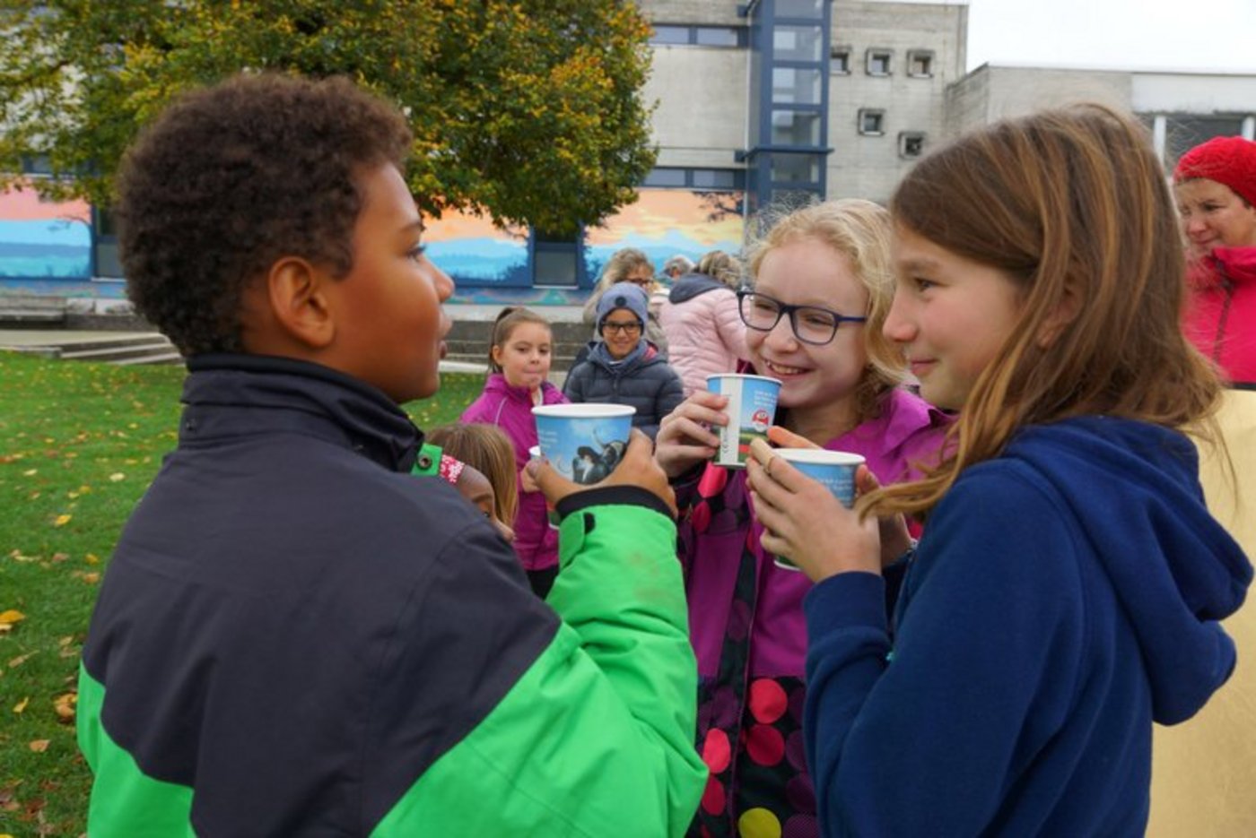 Einmal im Jahr trinken über ein Drittel der Schul- und Kitakinder in allen Landesgegenden in der Pause Milch. (Bild Swissmilk)