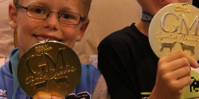 Legende Stolz präsentieren Andrin und Loris Sommer, Wynigen, zwei Goldmedaillen. (Bild Simone Barth)