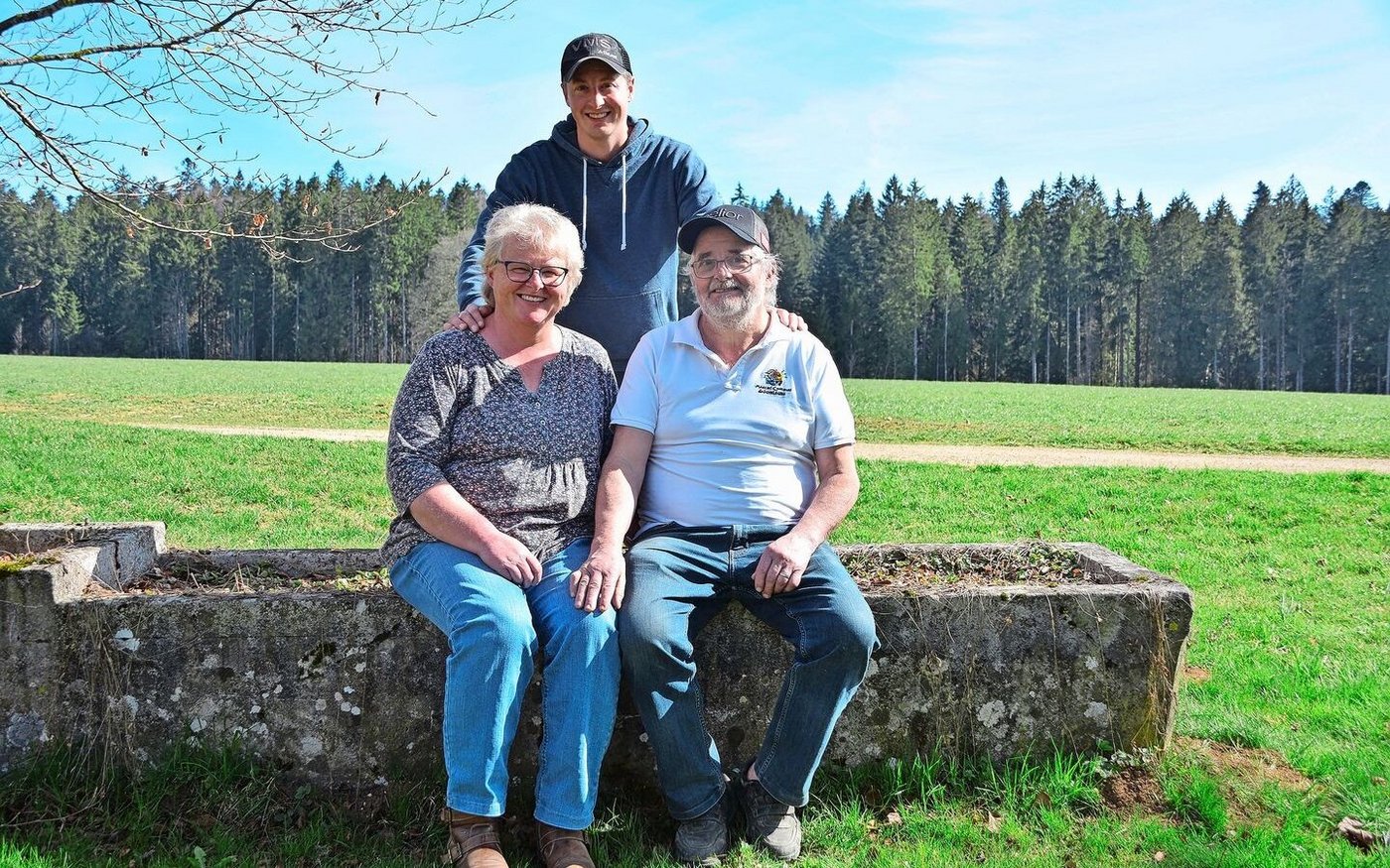 Loïc mit seinen Eltern Priska und Ernest Sprunger. Der junge Meisterlandwirt hat auf den 1. Januar 2025 den Betrieb übernommen.
