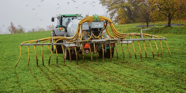 Ausbringen der Gülle mit einem 6 m³ grossen Druckfass und einem 7,5 m breiten Schleppschlauchverteiler auf einer Wiese des Kappelhofes in Wittenbach SG. (Bilder M. Götz)