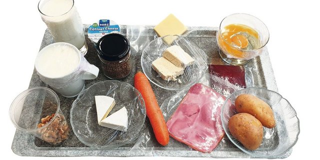 Mindestens 1 g Protein pro kg Körpergewicht braucht der Mensch täglich. Jede dieser Lebensmittelportionen enthält 10 g Protein, ausser das Rüebli und die Kartoffeln.