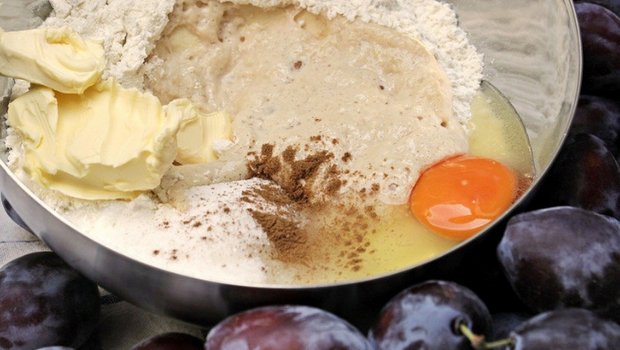 Für sommerliche Rezepte wie einen Zwetschgenkuchen dürfte es noch genügend Schweizer Butter geben.  Frühzeitige Importe ab Juli sollen dafür sorgen, dass Detailhandel und Verarbeitung jederzeit auch Schweizer Butter anbieten bzw. verwenden können. (Bild pixel2013 / Pixabay) 