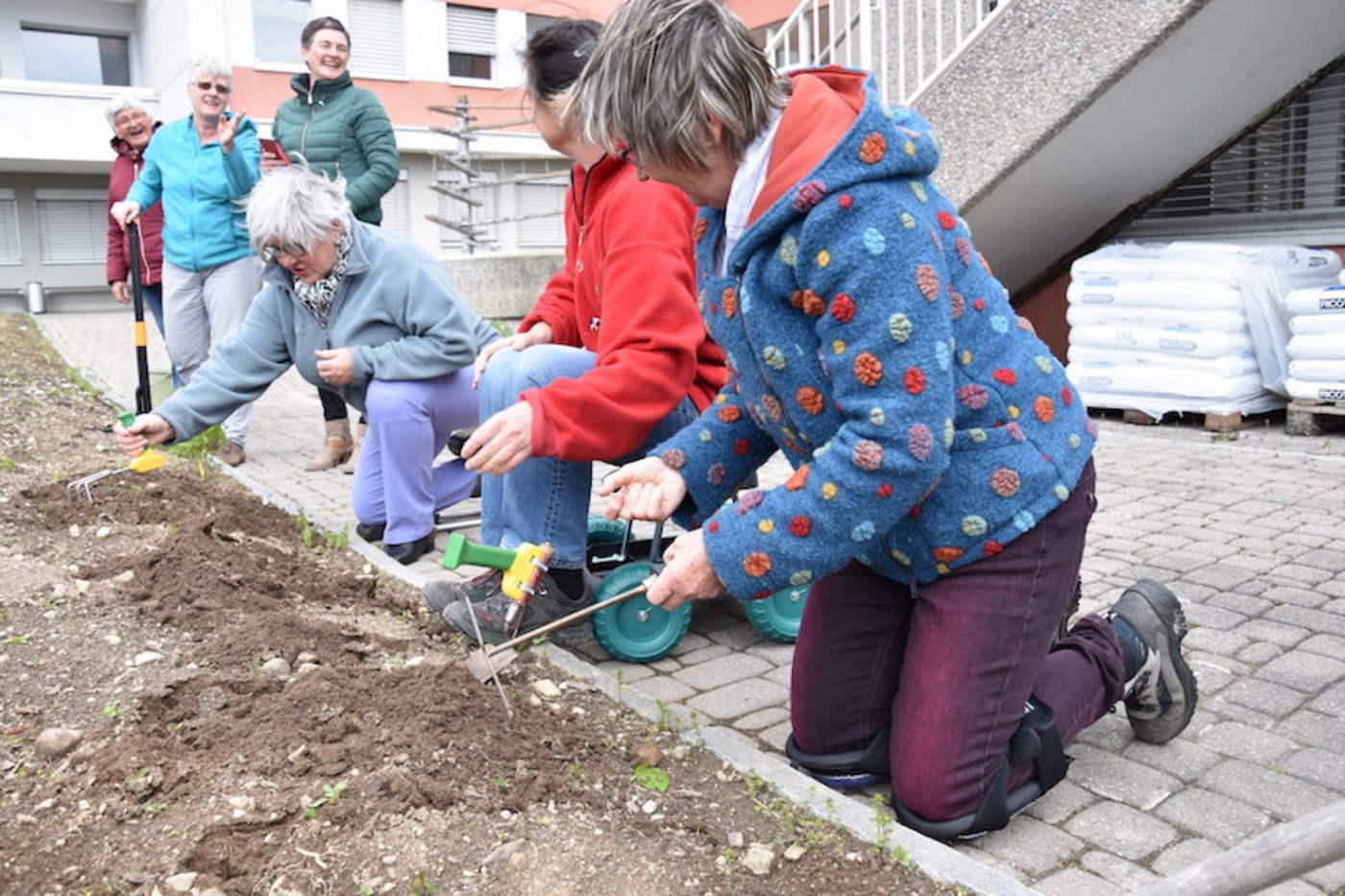 Mit Knieschonern, Rollhockern und ergonomischgeformtem Werkzeug ist die Gartenarbeit um einiges "menschenfreundlicher". (Bild und Video et)