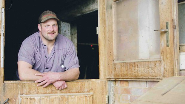 Thomas Sempach ist ein Chrampfer: Er führt einen Bauernhof, schwingt auf hohem Niveau und arbeitet noch Teilzeit als Maurer. Trotzdem strömt er Entspannung aus. (Bilder Flavian Cajacob)