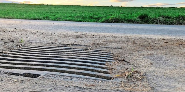 Für die Beurteilung des Abschwemmungsrisikos sind die Neigung der Parzelle und die Entwässerung einer Strasse oder eines Wegs wichtig. Wie weit ein Schacht dabei von der fraglichen Parzelle entfernt ist, spielt keine Rolle. 