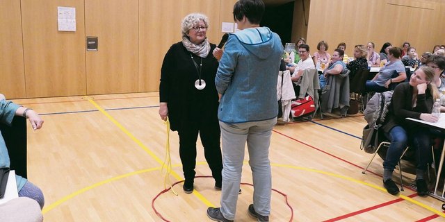 Stressregulations-Trainerin Sonja Hiltebrand (links) bei einer Übung zur persönlichen Abgrenzung.