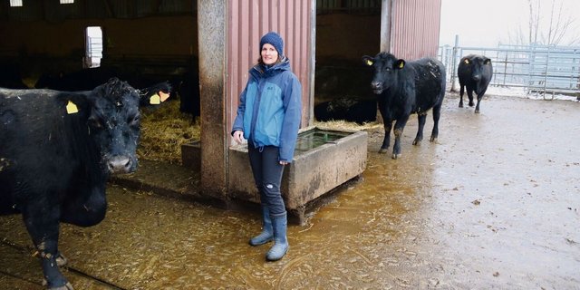 Annette Rieder arbeitet täglich im Stall, auch wenn die Verantwortung für die Tierhaltung bei ihrem Mann Thomas liegt.   