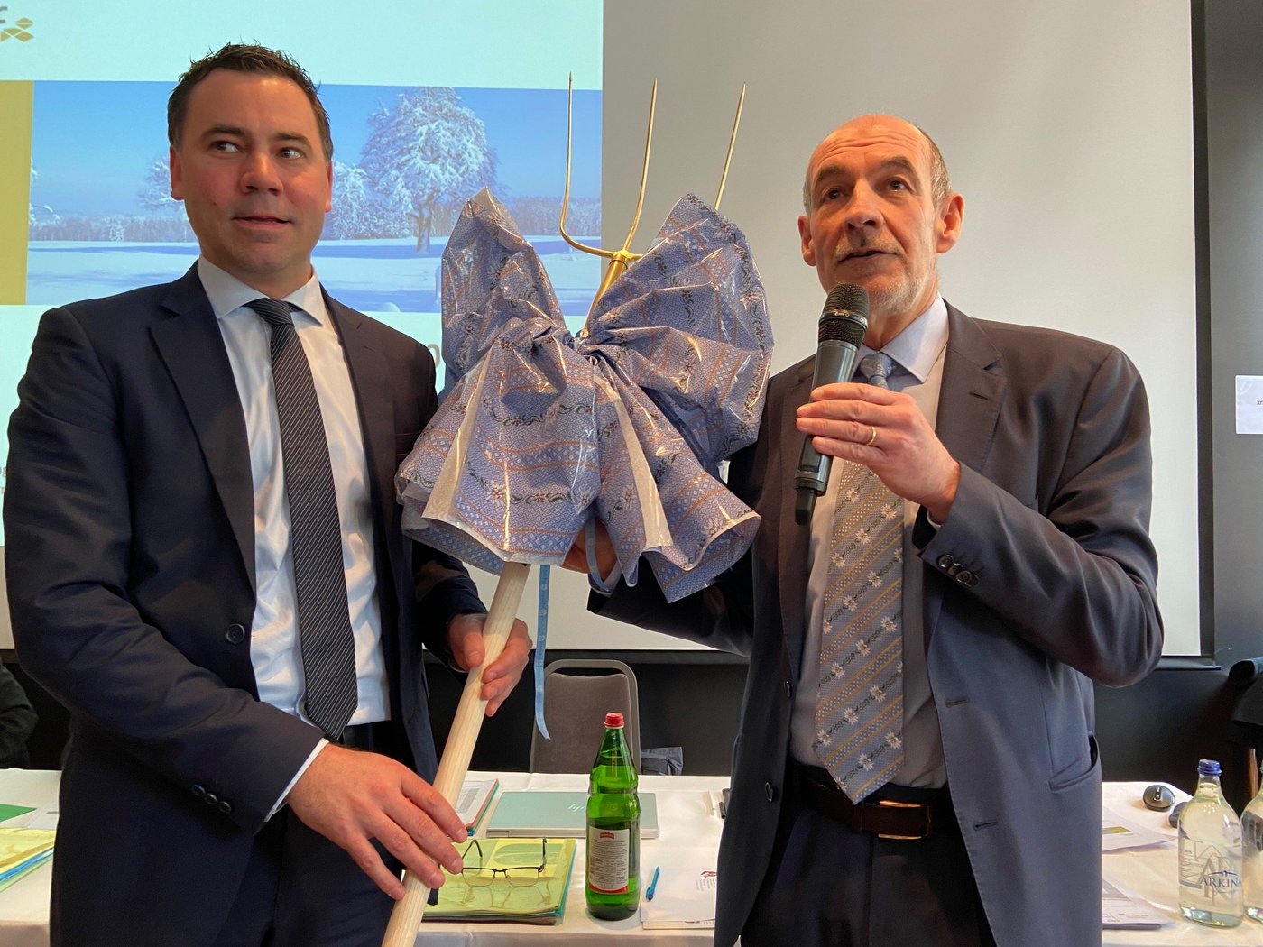 Jacques Bourgeois übergibt sein Amt als SBV-Direktor im Februar symbolisch an Martin Rufer. (Bild akr)