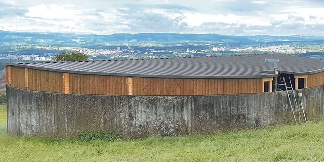 Abdecksysteme mit Holz, ergänzt mit isolierten Blechpaneelen: Individuelle Öffnungen und Anpassungen sind hier einfacher zu realisieren.  