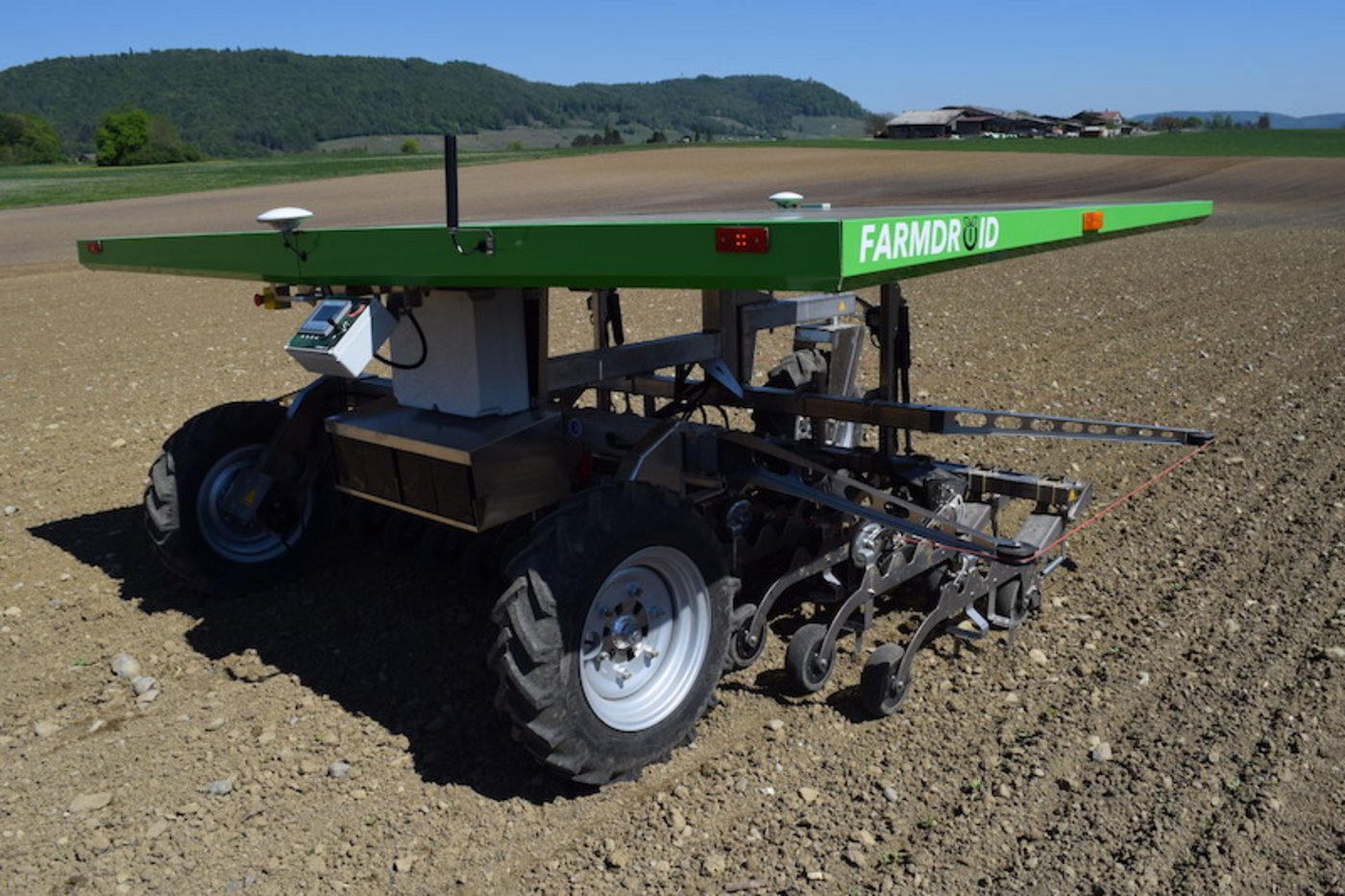 Der Feldroboter Farmdroid arbeitet autonom und ist solarbetrieben. (Bild Stefanie Giger)