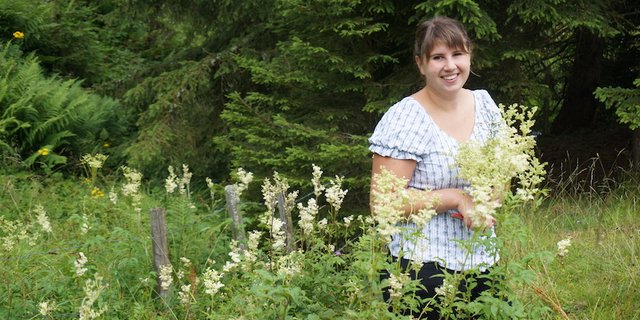 Claudia Aebersold durchstreift Alpweiden nach Pflanzen mit denen sie einen Alp-Sommerstrauss kreieren will. 