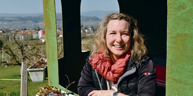 Eine Garten-Bar der etwas anderen Art: In ein altes Silo hat die Familie Lichtöffnungen in Form von Turmfenstern geschnitten, welche den Blick hinunter auf Murten und den See freigeben. Corinne Rentsch gefällts ganz offensichtlich. (Bilder aw)