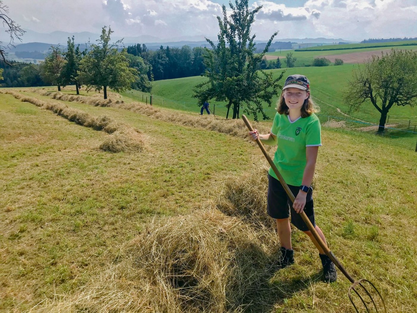 Die Ostschweizerin Stefanie Wild ist mit der Agriviva-Familie auf der Öko-Fläche unterwegs. Sie ist eine tüchtige Bäuerin auf Zeit und noch bis am Samstag in Ebersecken. (Bild Franziska Jurt)