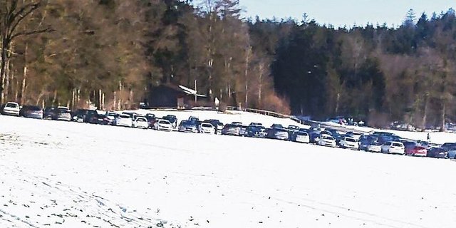 Dutzende von Fahrzeugen parkieren bei schönem Wetter auf den Feldern – und hinterlassen Spuren. 