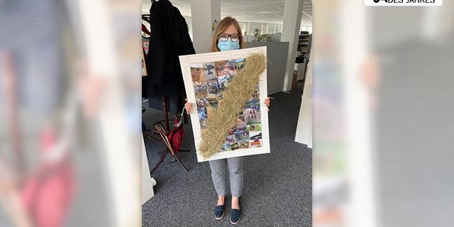 Projektleiterin Eleonora Massini mit einer der zahlreichen kreativen Bewerbungen für «Lehrling des Jahres». (Bild akr)