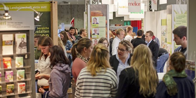 Schon fast ein ungewohnter Anblick: Viele Leute auf engen Raum. Der letztjährige Career Day  zog viele Studierende der HAFL und Arbeitgeberinnen der Agrarbranche an. Dieses Jahr wurde die Berufsmesse abgesagt. (Bild HAFL)
