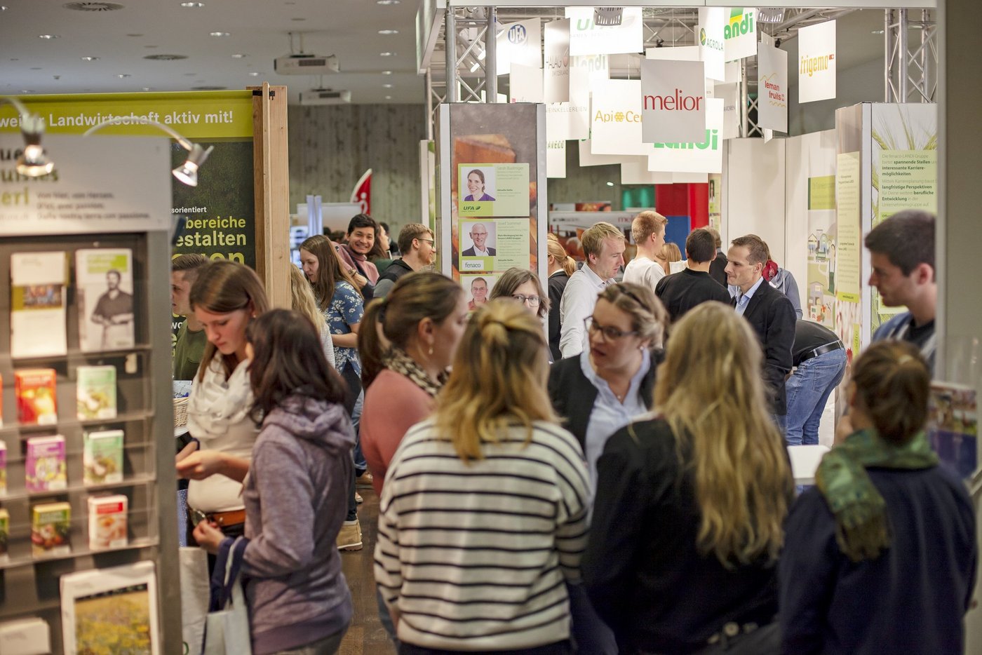 Schon fast ein ungewohnter Anblick: Viele Leute auf engen Raum. Der letztjährige Career Day  zog viele Studierende der HAFL und Arbeitgeberinnen der Agrarbranche an. Dieses Jahr wurde die Berufsmesse abgesagt. (Bild HAFL)