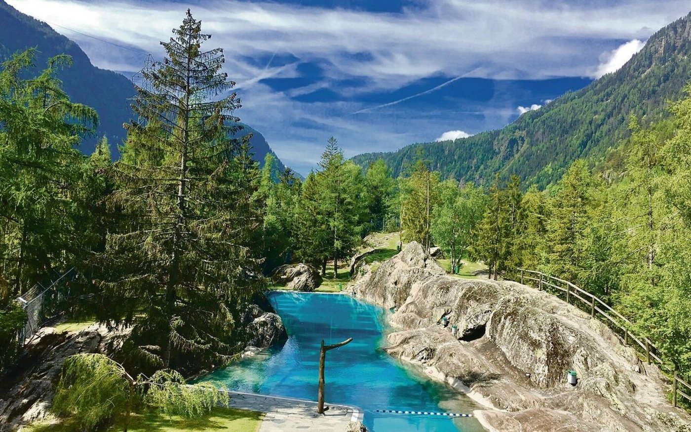 Wasserspass: Das in den Fels gehauene Naturschwimmbad lockt für eine Abkühlung.