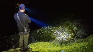 Ein Schäfer bewacht die Schafe des Landwirts Yves Bruchez vor einem Wolfsangriff. Das Bild entstand am 28. Juli 2021 auf der Alp von La Corbassiere im Val de Bagnes (Wallis).