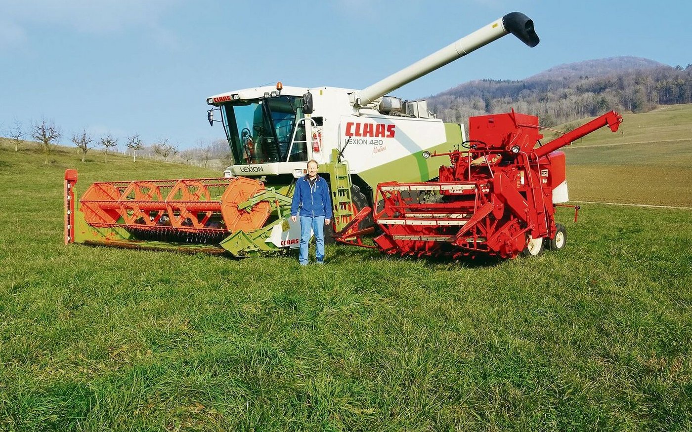 Hans-Martin Kübler ist der Autor des Buches «Mein Weg durchs Bauernleben, 1953 bis 2018». Auf dem Bild ist Kübler 33 Jahre alt und steht vor zwei Mähdreschern, zwischen deren Baujahren 50 Jahre liegen.