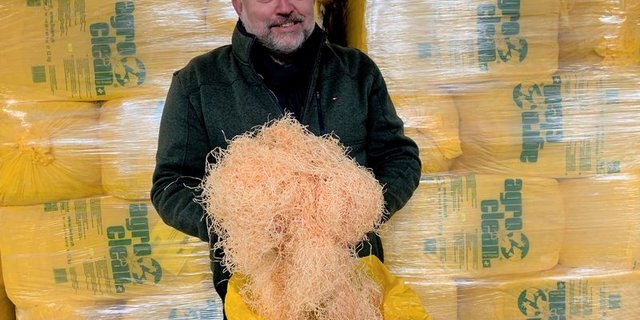 Thomas Wildberger mit einem seiner bekanntesten Produkte, der Agroclean-Euterholzwolle. (Bilder rb)